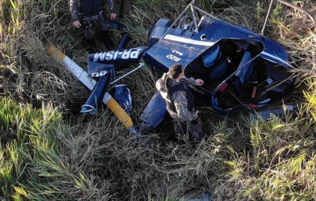 Helic&oacute;ptero cai com dois ocupantes em mata fechada