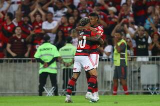 Gabigol abraça Bruno Henrique durante comemoração de gol que abriu o placar no Maracanã. (Foto: Gilvan de Souza/Flamengo)