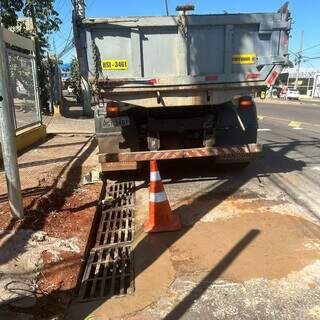 Prefeitura conserta bueiro que estava sinalizado com galho na Rua Cear&aacute; 