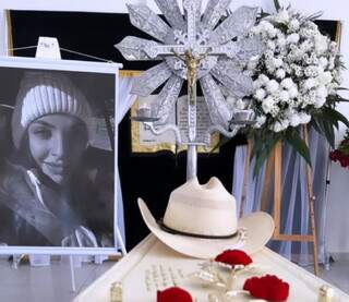 Chapéu e flores foram colocados em cima do caixão durante a cerimônia de despedida de Ana Paula (Foto: reprodução / redes sociais)