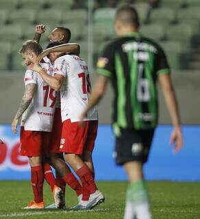 Jogadores do Bragantino comemoram gol contra marcado por Eder. (Foto: Ari Ferreira/Bragantino)