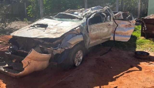 Caminhonete &eacute; destru&iacute;da ap&oacute;s capotagem e motorista fica ferido 