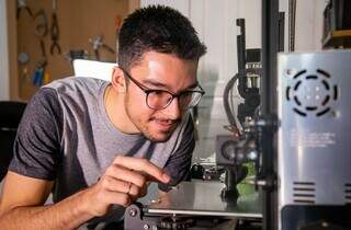 Jovem quer inovar maneira de imprimir em máquinas 3D (Foto: Leandro Benites)