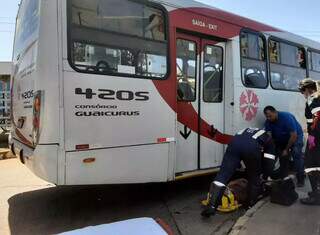 Homem &eacute; atingido por &ocirc;nibus ao tentar entrar em terminal sem pagar passagem