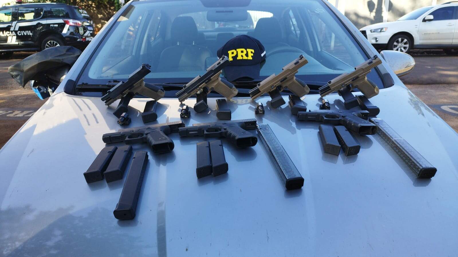 Polícia acha pistolas com “kit rajada” em carro no pátio de locadora