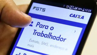 Trabalhador consulta saldo no aplicativo do FGTS, disponível para Android e iOS. (Foto: Marcelo Camargo/Agência Brasil)