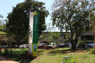 Fachada da Secretaria Estadual de Saúde de Mato Grosso do Sul (Foto: Henrique Kawaminami)