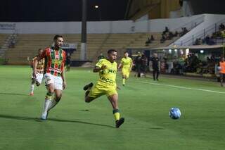 Jogadores disputam a posse da bola durante confronto válido pela 22ª rodada da Série B. (Foto: Reprodução/Twitter)