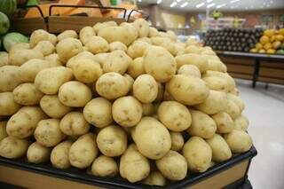 Batatas, produto que mais teve retração em julho, sendo vendidas em supermercado de Campo Grande (Foto: Paulo Francis)