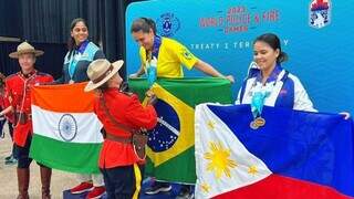 Atleta recebe medalha durante competição canadense. (Foto: Reprodução)