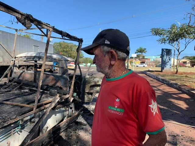  Ap&oacute;s inc&ecirc;ndio em Kombi, vendedor fica sem &quot;mercadinho m&oacute;vel&quot; 