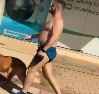 Calorão no inverno faz homem passear “só de sunga” com cachorro