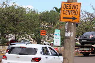 Sinalização avisa motoristas de interdição na região central de Campo Grande. (Foto: Henrique Kawaminami/Arquivo)