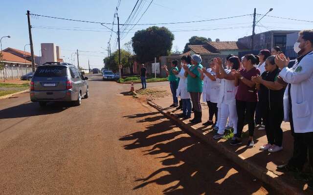 Com aplausos, colegas se despedem de m&eacute;dico assassinado em Dourados