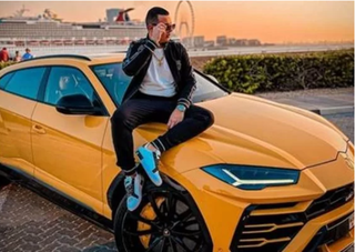 No estilo ostentação, Patrick posa em Lamborghini Urus durante viagem a Dubai. (Foto: Reprodução/Instagram)