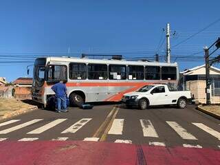 Ônibus quebrado no cruzamento da Avenida Noroeste com a Rua Ana América, no Cabreúva (Foto: Bruna Marques)