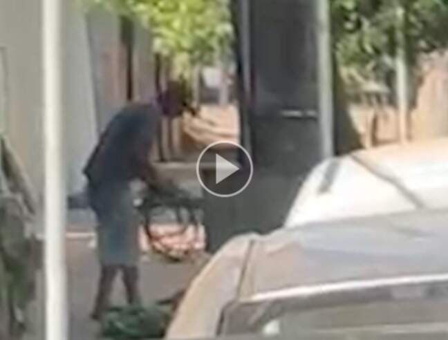 Em vídeo, ladrão furta fio, coloca em sacola e sai andando 
