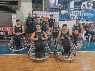 Atletas do time Pantanal Sobre Rodas e a comissão técnica (Foto: Acervo Pessoal)