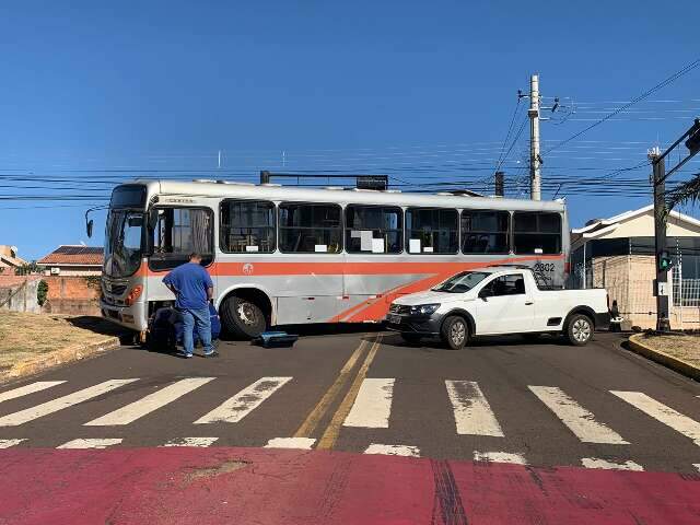 &Ocirc;nibus com roda solta fecha cruzamento na Orla Morena