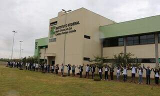 Estudantes no entorno de prédio do IFMS, em Campo Grande (Foto: Divulgação)