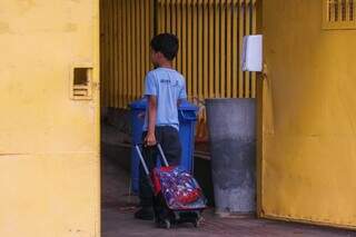 Aluno da educação infantil entrando em escola municipal da Capital (Foto: Henrique Kawaminami/Arquivo)