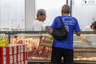 Trabalhador e consumidor em supermercado da Capital (Foto: Henrique Kawaminami)