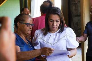 Dona Miralva Florentino entregou nas mãos da prefeita Adriane Lopes a reivindicação dos bairros que lidera. (Foto: Henrique Kawaminami)