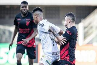 Jogadores disputam bola durante partida deste sábado (Foto: Divulgação)