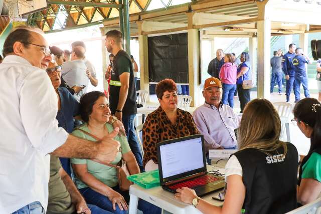 L&iacute;deres de bairros pedem asfalto como prioridade em encontro com prefeita