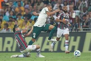 Jogadores disputam bola durante partida deste sábado (Foto: Cesar Greco/Divulgação)