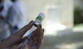 Profissional de saúde manipula dose de vacina contra a Influenza. (Foto: Reprodução/Agência Brasil)