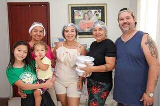 Família e amigos se reuniram para ajudar no preparo e vendas da feijoada. (Foto: Juliano Almeida)