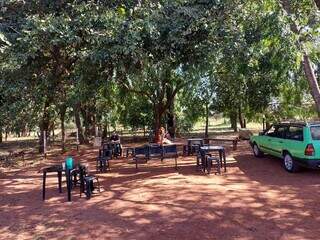 Terreno com árvores espalhadas pelo espaço garantem que os clientes descansem sob a sombra. (Foto: Aletheya Alves)