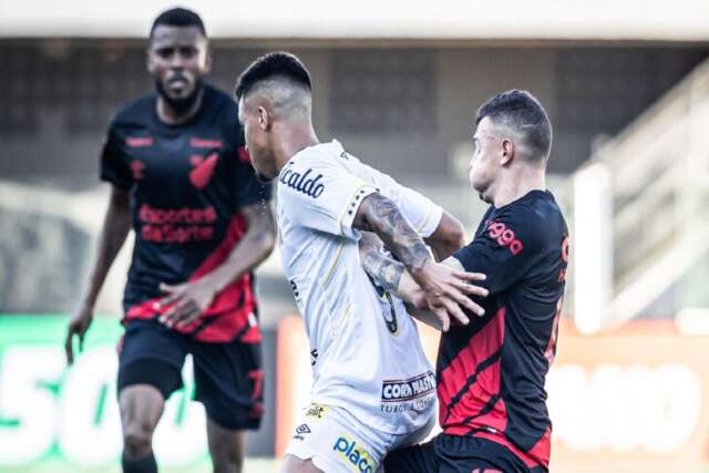 Santos e Athletico-PR empatam em duelo equilibrado pelo Brasileir&atilde;o