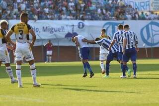 Jogadores do Avaí comemorando gol no Estádio Ressacada (Foto: Frederico Tadeu da Silva/Avaí)