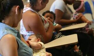 Mães amamentando os filhos (Foto: Elza Fiúza/Agência Brasil)