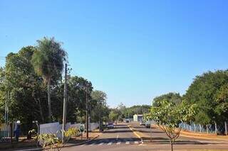 Avenida Senador Filinto Muller com céu limpo em Campo Grande (Foto: Paulo Francis)