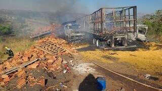 Tijolos espalhados no local e carretas destruídas após o incêndio (Foto: Diário Feminino Cassilândia)