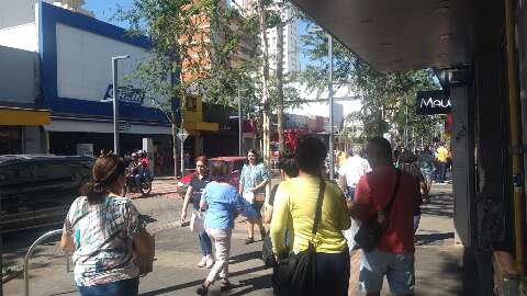 Nem calor&atilde;o intimida consumidores que querem garantir promo&ccedil;&atilde;o no Centro