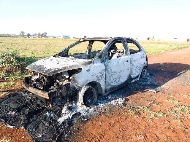 Carro usado em assassinato de pistoleiro na fronteira &eacute; encontrado queimado