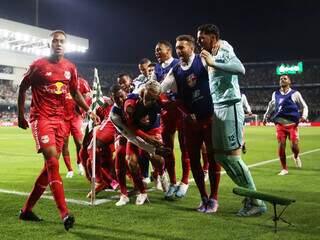 Jogadores comemoram gol de Sorriso diante o confronto com o Coritiba. (Foto: Ari Ferreira/Bragantino)