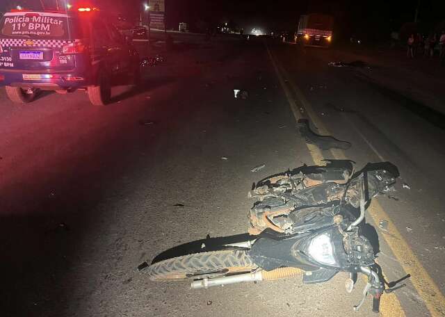 Caminh&atilde;o passa por cima de motociclistas ap&oacute;s colis&atilde;o na BR-060