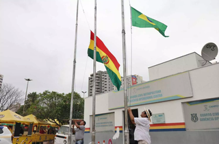 Hasteamento da bandeira boliviana em celebração à independência em festa de 2022. (Foto: Arquivo/Campo Grande News)