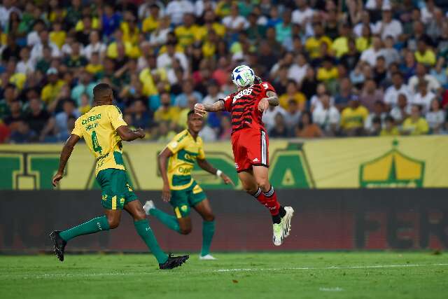 Cuiab&aacute; marca tr&ecirc;s e bate o Flamengo no Brasileir&atilde;o