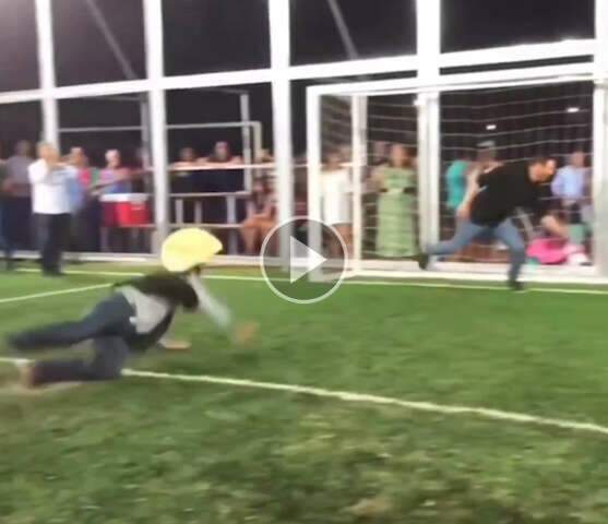 Ao inaugurar obra, prefeito vira meme tentando marcar gol