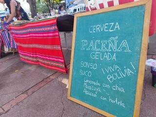 Em evento na Praça do Rádio, barraca de Jackson oferece cerveja boliviana (Foto: Aletheya Alves)