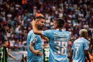 Jogadores do Bahia comemoram gol marcado por Everaldo. (Foto: Reprodução/@ECBahia no Twitter)