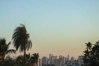 Sol &#34;dando as caras&#34; em Campo Grande nas primeiras horas do dia (Foto: Henrique Kawaminami)