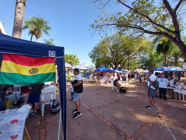 Em dia de independência, orgulho boliviano toma conta de praça