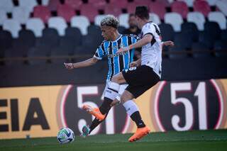 Jogadores disputam a posse da bola em partida sediada no Estádio São Januário. (Foto: Richard Ducker/Grêmio)